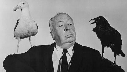 Alfred Hitchcock posa em uma imagem promocional de seu filme ‘Os Pássaros’, de 1963.