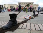 BOG400 BOGOTÁ (COLOMBIA), 21/09/2020.- Zapatos con flores permanecen en la Plaza de Bolívar durante una jornada de protesta en Bogotá (Colombia). Manifestantes encapuchados y miembros del Escuadrón Móvil Antidisturbios (Esmad) de la Policía se enfrentaron este lunes en la Plaza de Bolívar, en el centro de Bogotá, donde estaban empezando a llegar miles de personas que salieron a protestar contra el Gobierno colombiano por diversas razones. EFE/ Carlos Ortega