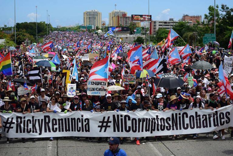 Milhares de manifestantes nas ruas de Porto Rico pedem a renúncia do governador Ricardo Rosselló.