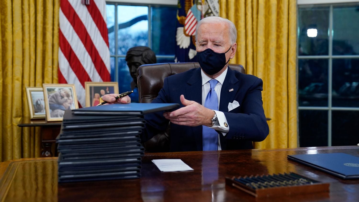 Joe Biden antes de assinar várias ordens executivas no Salão Oval da Casa Branca, nesta quarta-feira.