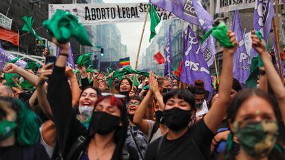 Várias mulheres comemoram nas ruas de Buenos Aires após a Câmara dos Deputados da Argentina aprovar um projeto de lei que permite o acesso livre e legal ao aborto.
