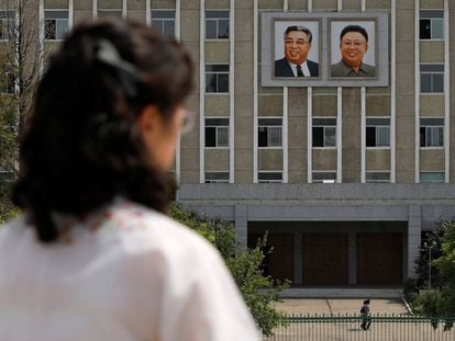 Os retratos dos líderes norcoreanos na fachada de um edifício do governo em Pyongyang.