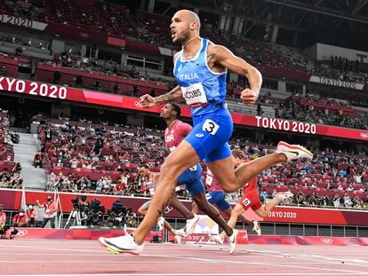 O italiano Lamont Marcell Jacobs comemora ao cruzar a chegada para vencer a final dos 100m nos Jogos Olímpicos de Tóquio.