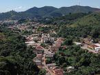 Há mais de três meses, os moradores de Barão de Cocais, em Minas Gerais, vivem sob tensão pelo risco de rompimento da barragem Sul Superior, que abastece a mina do Congo Soco. A cidade localizada a 100 quilômetros da capital mineira está em alerta desde fevereiro, quando as sirenes foram acionadas pela primeira vez pela Vale, responsável pela estrutura, e comunidades foram evacuadas. Pouco mais de um mês depois, as sirenes voltaram a soar indicando riscos, mas foi nos últimos dias que a tensão chegou ao ápice. O problema está no talude (um paredão de terra) na cava da mina, que se movimentava cerca de 10 centímetros ao ano, mas na última quarta-feira, passou a apresentar movimentação de 9,6 centímetros por dia. Caso o talude rompa por conta dessa intensa movimentação, pode provocar abalos sísmicos, um gatilho para o rompimento da barragem Sul Superior. Embora a Vale garanta estar tomando as medidas preventivas possíveis, o perigo iminente do rompimento tem alterado a rotina da cidade e afetados até mesmo a economia local.