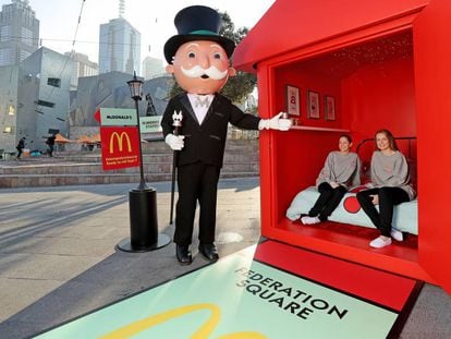 Promoção da retomada do jogo Monopoly do McDonald's em Melbourne, na Austrália, em 2016. No vídeo, o trailer do documentário.