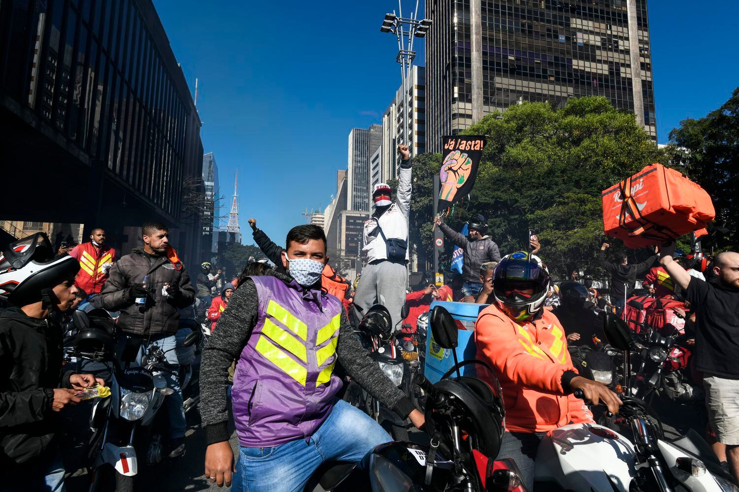 Entregadores de aplicativos fazem paralisação e protestam na Avenida Paulista, no dia 1º de julho.