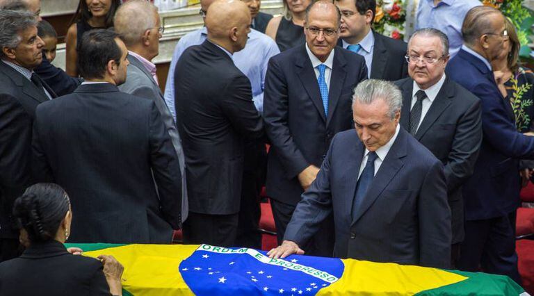 Temer ao lado do caixão com o corpo de Zavascki.