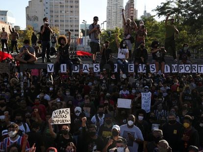 Milhares de pessoas protestam contra o racismo e a violência policial em São Paulo, no dia 7 de junho de 2020.