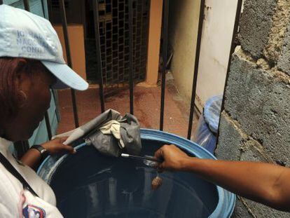 Tratamento para evitar a propagação do mosquito em Santo Domingo.