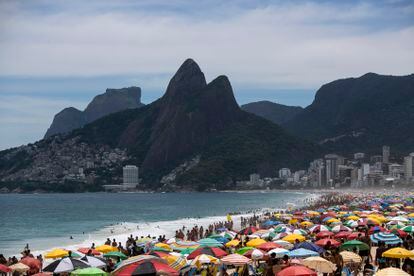 Apesar da alta de casos de coronavírus no Rio, a praia de Ipanema lotou neste domingo, 24 de janeiro.
