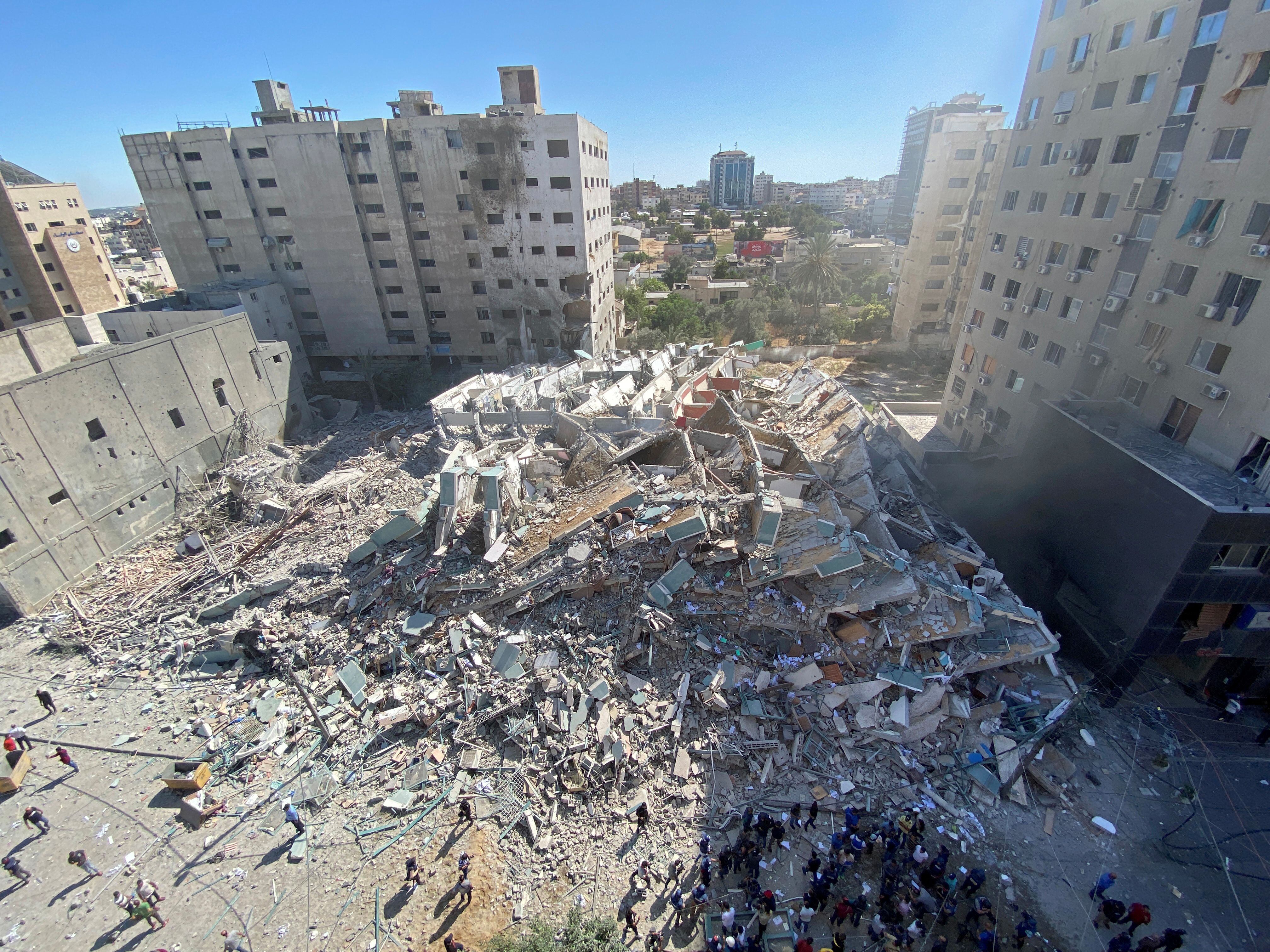 Destroços do prédio onde ficavam as sedes da Associated Press e da Al Jazeera depois do ataque, neste sábado, na cidade de Gaza
