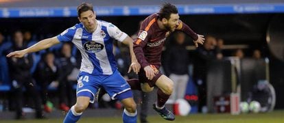 Messi, com Schar, no jogo contra o Deportivo de A Coruña.