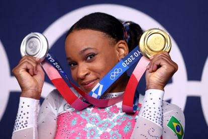 Rebeca Andrade com suas duas medalhas.