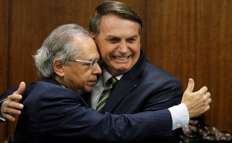 Paulo Guedes abraça Bolsonaro.