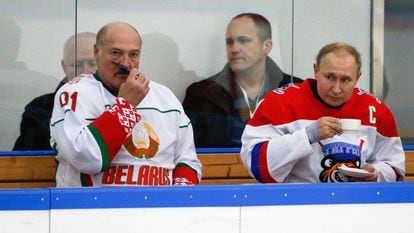 Putin (direita) e Lukashenko, em 7 de fevereiro em Sochi.