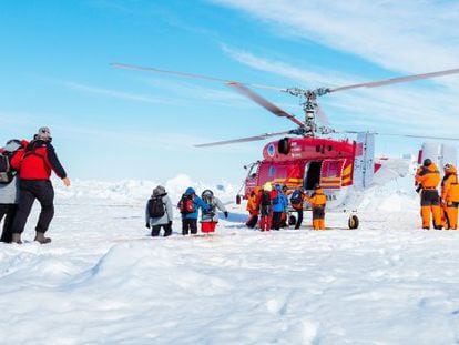O helicóptero resgata os tripulantes do navio russo 'Akadémik Shokálskiy'.