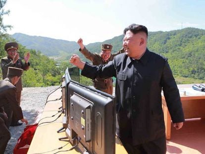 Kim Jong-un celebra o lan&ccedil;amento do m&iacute;ssil Hwasong-14.