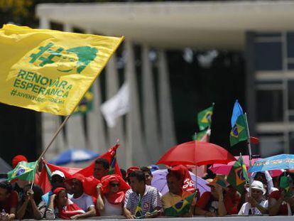 Militantes aguardam Dilma na Esplanada dos Minist&eacute;rios.