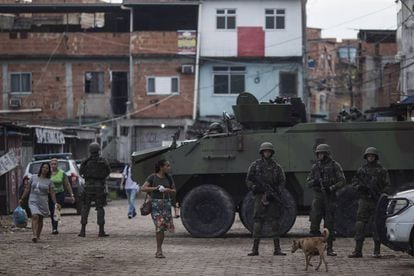 Militares do Exército durante ação na favela Kelson's, em fevereiro deste ano.