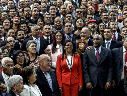 Os membros da Assembleia Nacional Constituinte, com Delcy Rodríguez no centro.