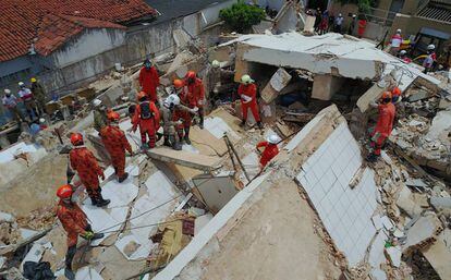 Escombros do edifício Andrea, que desmoronou em Fortaleza.