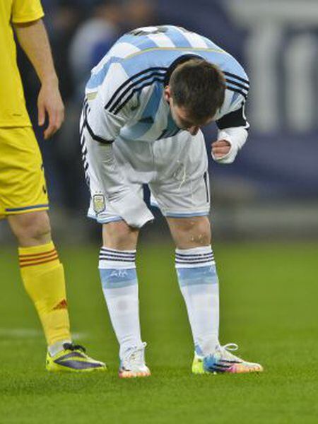 Messi vomitando no último amistoso com a Argentina.