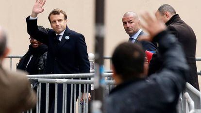 Emmanuel Macron chega à sede do Em Marcha!, nesta segunda-feira.