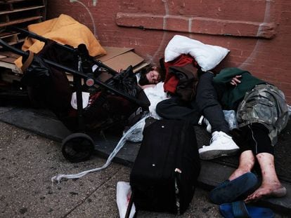 Consumidores de drogas caídos no distrito nova-iorquino do Bronx.