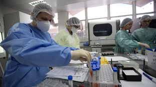 Laboratório da Fiocruz, que testa a cloroquina para tratar coronavírus: ainda não é possível atestar a eficácia do medicamento.