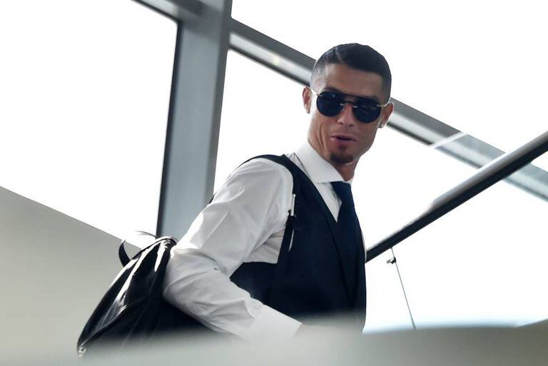 Cristiano Ronaldo, no aeroporto de Moscou, volta a Portugal com sua seleção.