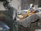 Sanitarios atienden a un paciente en un hospital de la ciudad belga de Namur.