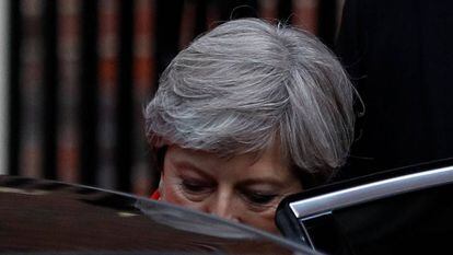 Theresa May, na manhã de sexta-feira, ao deixar o quartel-general dos conservadores em Londres.