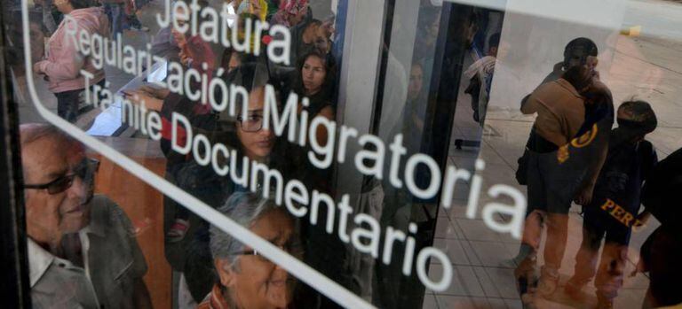Milhares de venezuelanos esperam para cruzar a fronteira com o Peru.