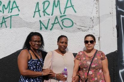 As merendeiras Lizete Alves dos Santos (direita), Silmara Cristina Silva de Morais (centro) e Sandra Aparecida Ferreira salvaram dezenas de alunos usando freezers como barricada na cozinha da escola.