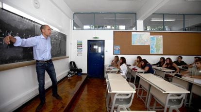 Professor dá aula no colégio Valsassina, em Lisboa (Portugal).