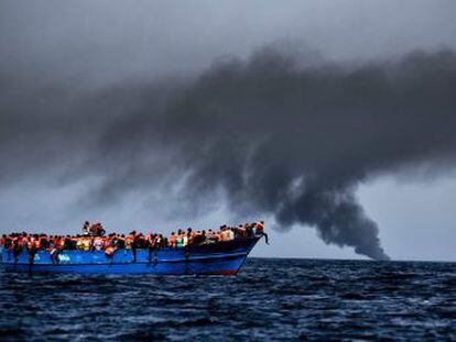 Pelo menos 37 imigrantes morreram tentando fazer a travessia da Líbia para a Itália