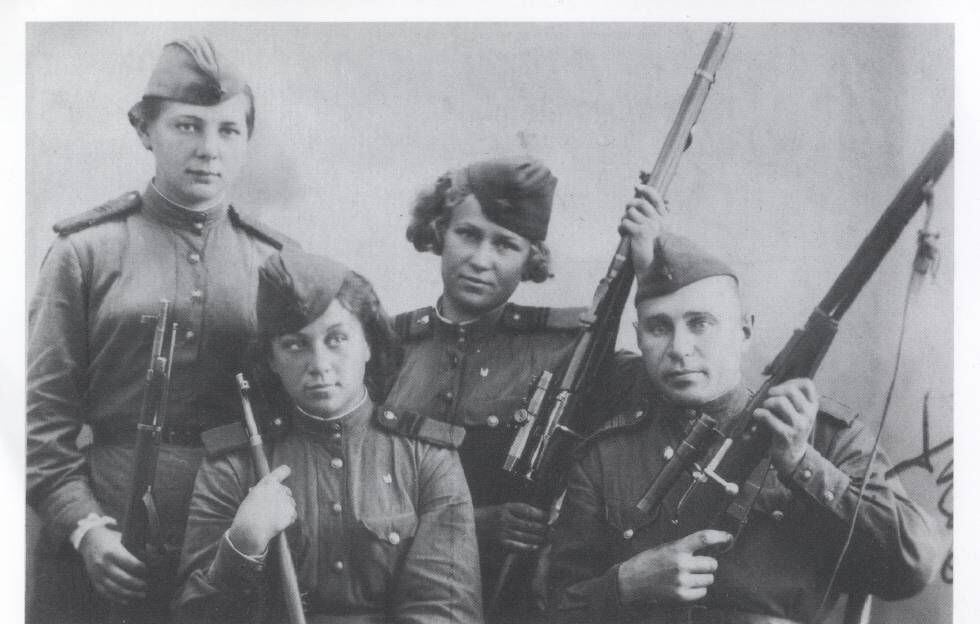 As franco-atiradoras Kiseliova, Bulatova, Morozova e um colega em 1944.
