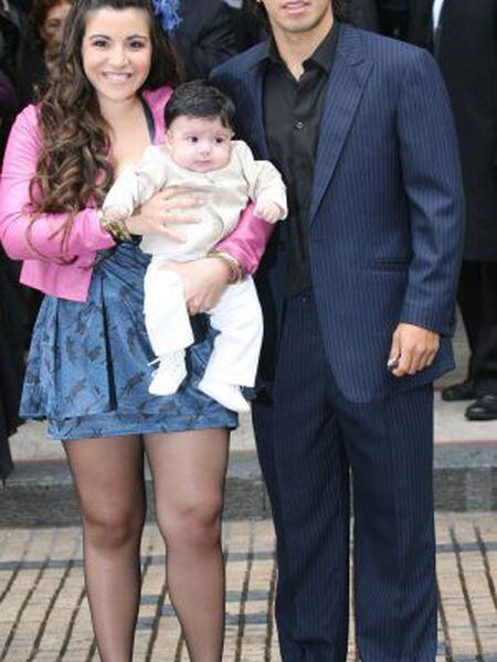 Agüero com Giannina e seu filho, quando eram casados.