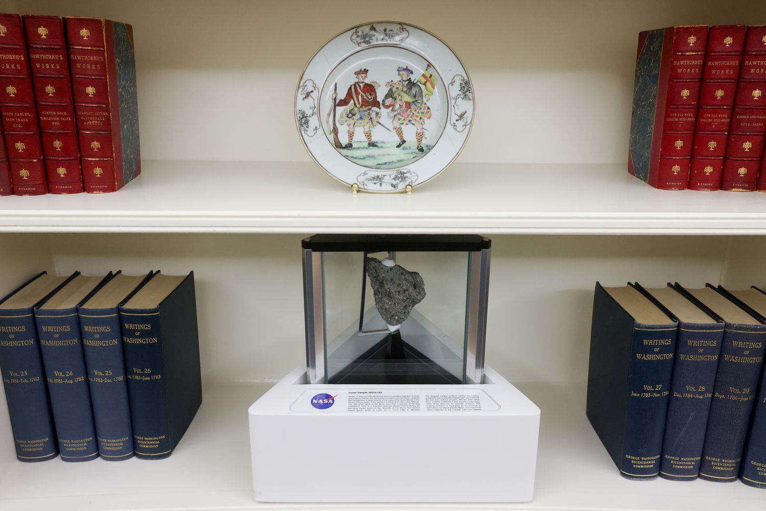 Uma pedra lunar da missão Apolo 17 divide espaço com  obras escritas por George Washington e Nathaniel Hawthorne no Salão Oval.