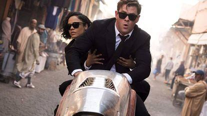 Tessa Thompson e Chris Hemsworth em ‘Homens de Preto: International’