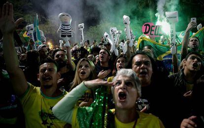Militantes comemoram vitória de Bolsonaro na Avenida Paulista.
