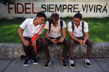 Jovens cubanos usam celular