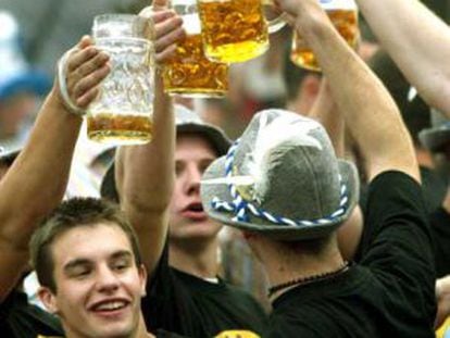 Jovens alemães bebem cerveja durante a Oktoberfest de Munique.