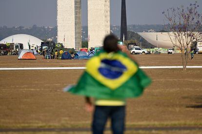 Militante de Jair Bolsonaro diante e acampamento pró-Governo na Esplanada dos Ministérios no dia 9 de setembro.