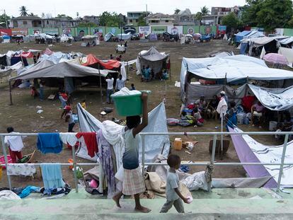 Centenas de famílias estão abrigadas no acampamento em Los Cayos após perderem suas casas no terremoto.