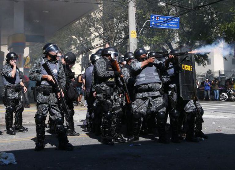 A polícia dispara contra os manifestantes na zona leste.