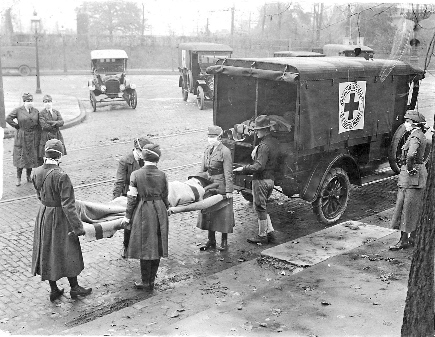 Enfermeiras da Cruz Vermelha transportam vítima da gripe de 1918 em Sant Louis (Missouri).
