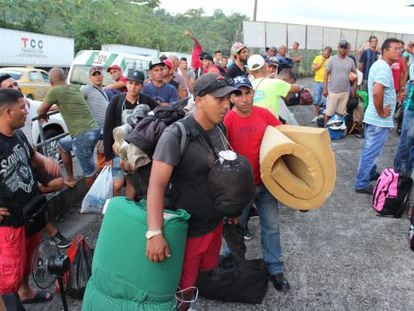 Grupo de migrantes cubanos aguarda para ser alojado em hotéis, em Paso Canoas.