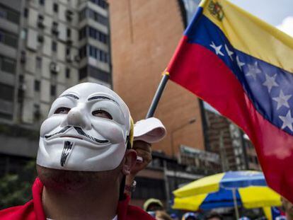 Um manifestante na passeata deste domingo em Caracas.