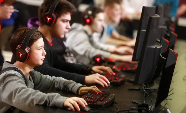 Jovens durante o Wargaming Fest, um evento de games em Moscou.